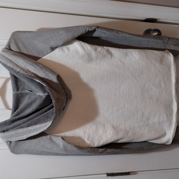 Venley Michigan Wolverines hooded sweatshirt. - Picture 5 of 9